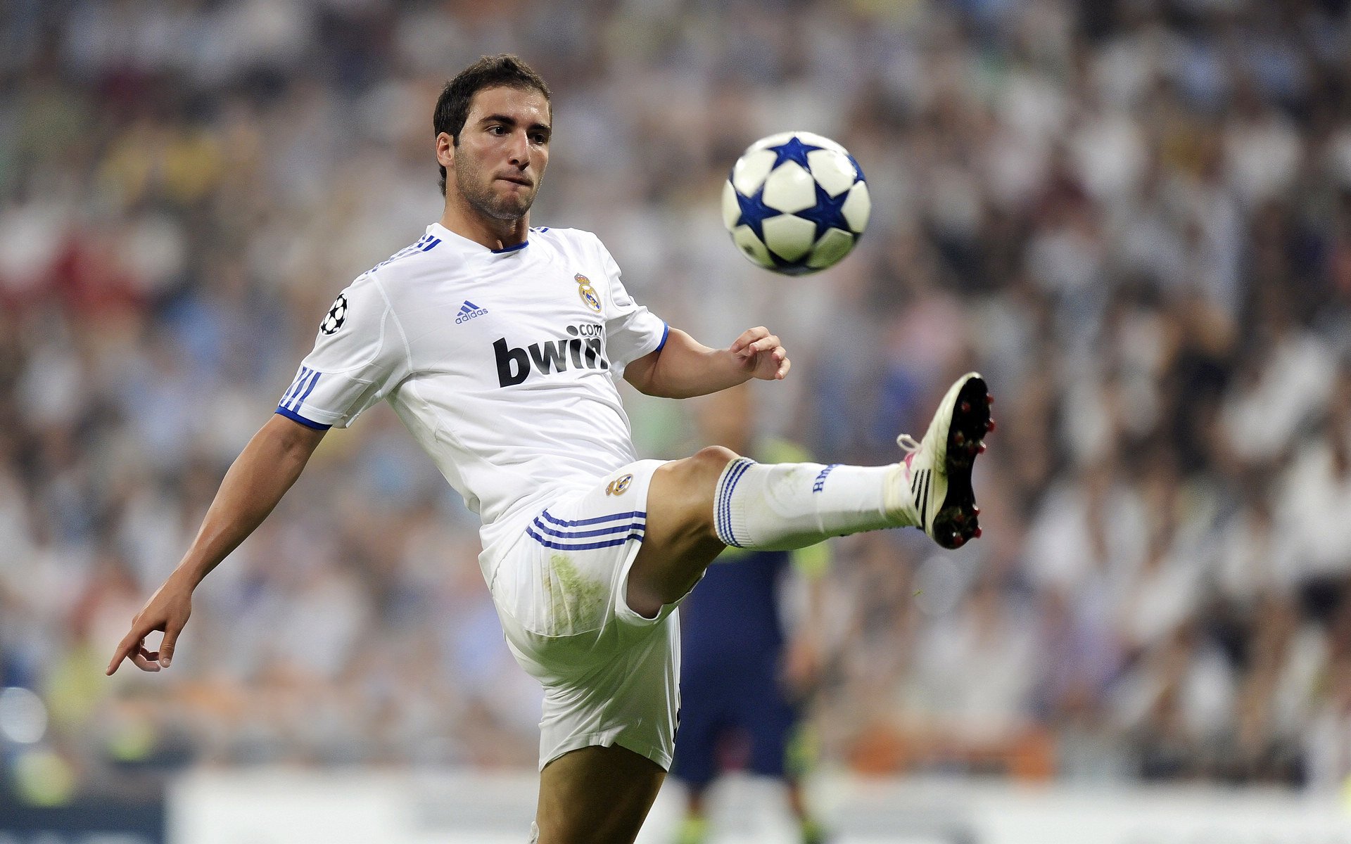 哈萨克斯坦男篮在欧洲预选赛中拼搏，逐步崭露头角